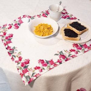 TOVAGLIETTA CON CORNICE DI FIORI BOUGANVILLE