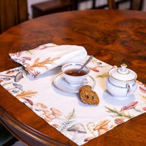 TOVAGLIETTA CON CORNICE DI FUNGHI E FOGLIE