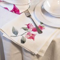 TOVAGLIOLO CON 3 FIORI DI BOUGAINVILLE